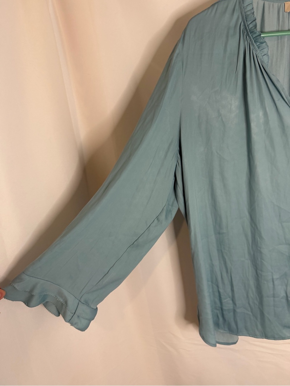 3/$20 LOFT Blue Ruffle V-Neck Long Sleeve Blouse - Women's Top - Picture 5 of 5